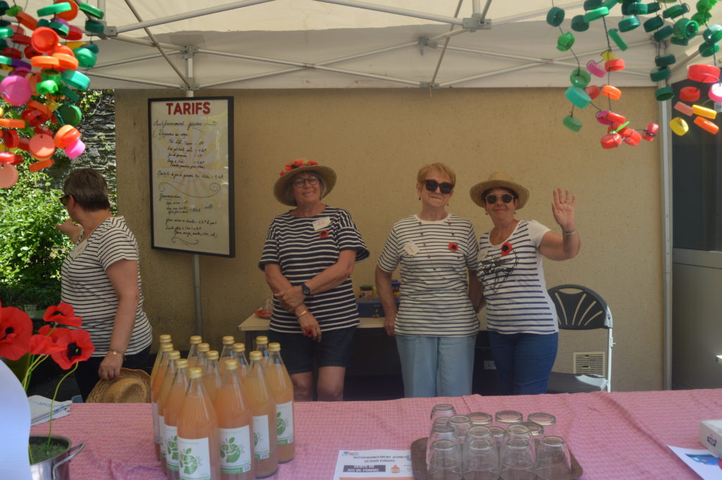 Des bénévoles adultes ayant participé aux activités et ateliers décoration pour l'événement Quartier en Fête 2023 à l'Archipel, Maison de Quartier Doutre, St Jacques Nazareth à Angers