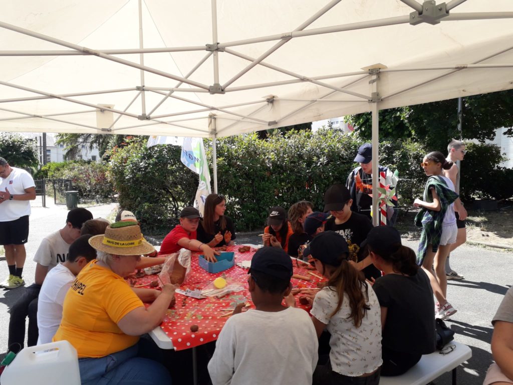 Enfants et adultes participant aux activités manuelles lors de temps de prox' de l'Archipel, Maison de Quartier Doutre, St Jacques Nazareth à Angers